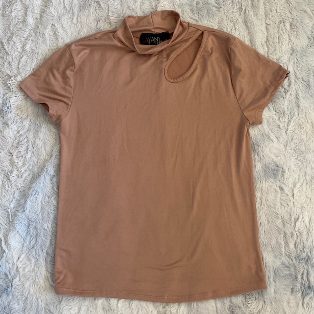 Medium peach fitted top. Worn once